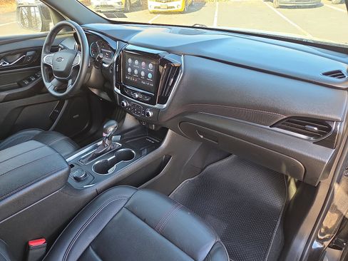 Used 2023 Chevrolet Traverse RS image 18