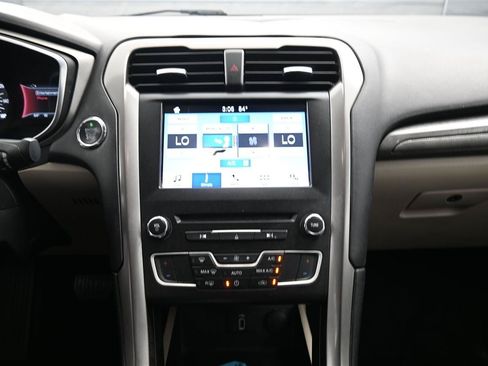 Used 2017 Ford Fusion SE w/ Fusion SE Technology Package FWD image 13