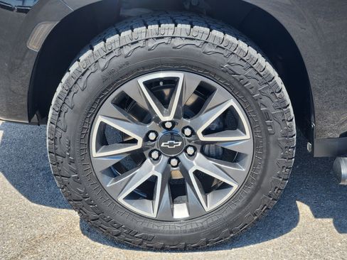 Used 2023 Chevrolet Suburban Z71 w/ Luxury Package AWD/4WD image 10