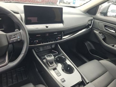 Used 2025 Nissan Rogue SL FWD image 17