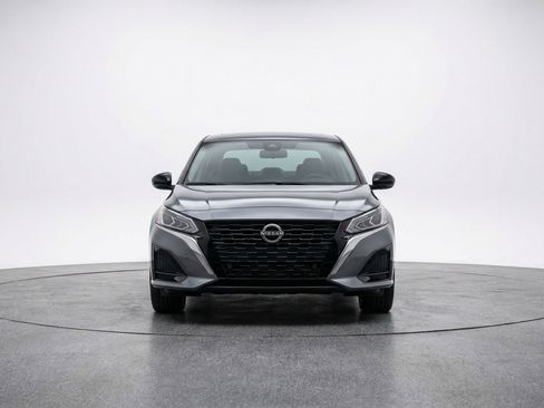 Used 2025 Nissan Altima 2.5 SV FWD image 2