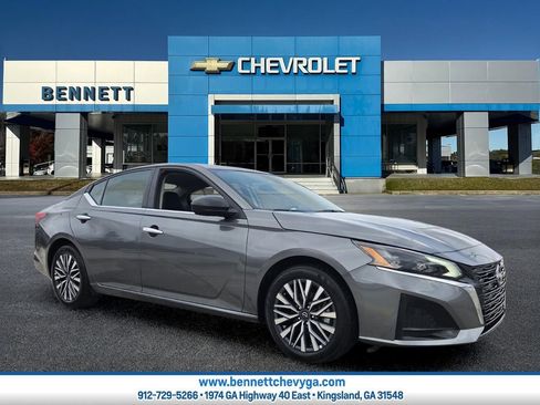 Used 2025 Nissan Altima 2.5 SV FWD image 1