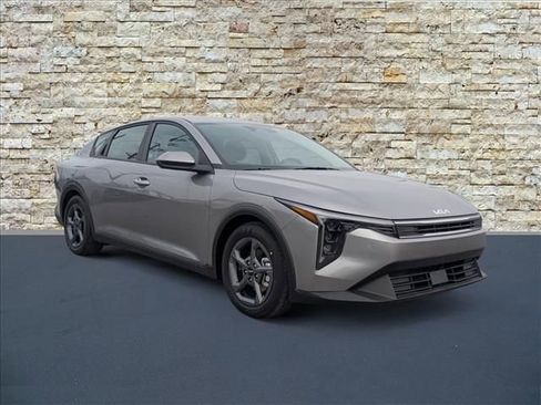 New 2025 Kia K4 LXS image 1