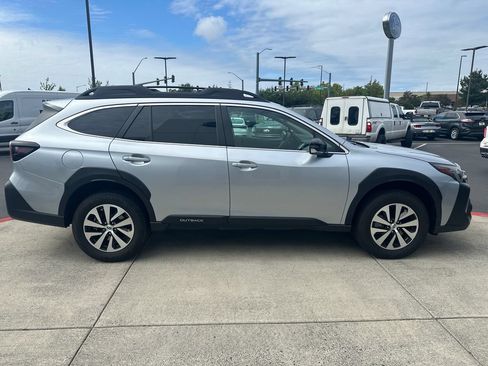 Used 2023 Subaru Outback Premium AWD/4WD image 5