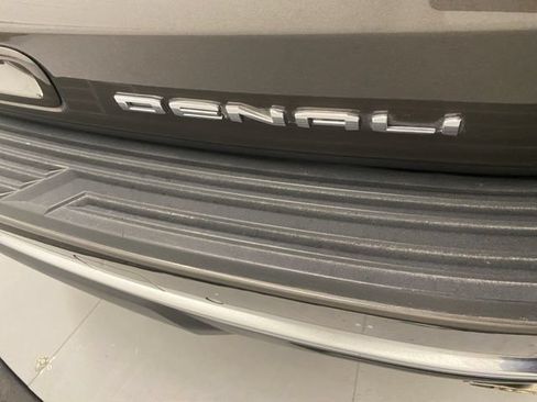 Used 2021 GMC Yukon Denali w/ Denali Premium Package AWD/4WD image 34