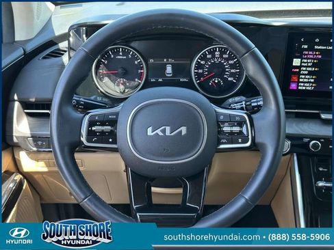 Used 2024 Kia Carnival EX FWD image 17