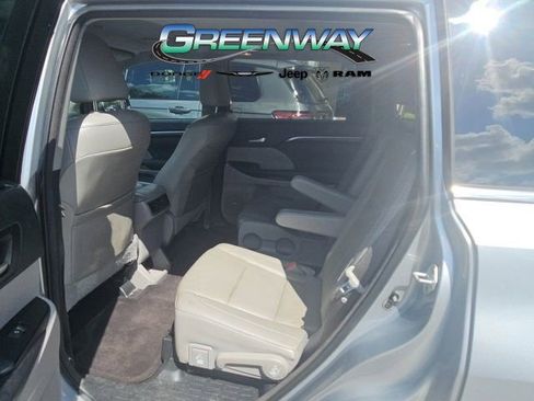 Used 2016 Toyota Highlander Limited w/ Driver Technology Package FWD image 9