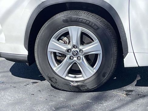 Used 2022 Toyota Highlander LE image 29