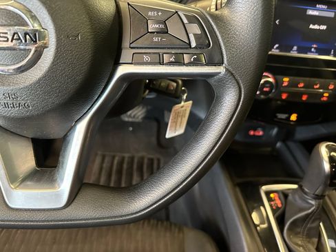 Used 2019 Nissan Rogue S FWD image 12