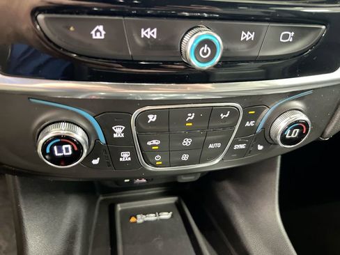 Used 2023 Chevrolet Traverse LT w/ LT Premium Package AWD/4WD image 17