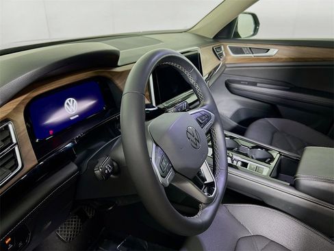 Used 2024 Volkswagen Atlas SE image 8