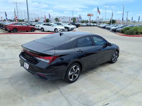 Used 2023 Hyundai Elantra SEL w/ Convenience Package FWD image 5