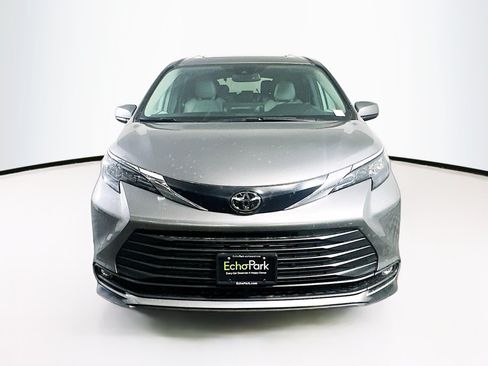 Used 2026 Toyota Sienna XLE FWD image 2