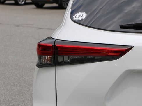Used 2022 Toyota Highlander XLE AWD/4WD image 6
