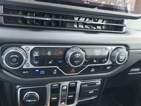 Used 2025 Jeep Wrangler Unlimited Sahara image 29