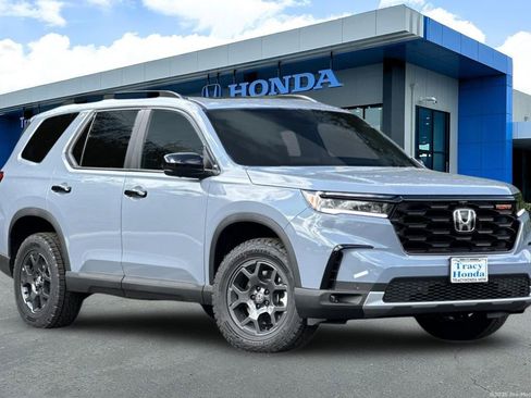New 2025 Honda Pilot TrailSport image 2