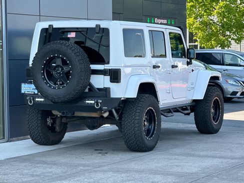 Used 2018 Jeep Wrangler Unlimited Sahara w/ Connectivity Group AWD/4WD image 3
