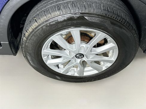 Used 2018 Nissan Rogue SV w/ Premium Package image 11