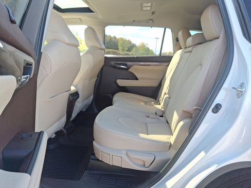 Used 2021 Toyota Highlander Limited image 10