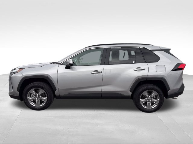 Used 2022 Toyota RAV4 XLE w/ Convenience Package FWD image 2