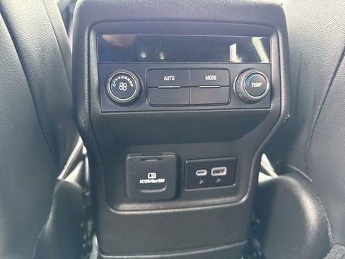 Used 2023 GMC Acadia SLT image 16