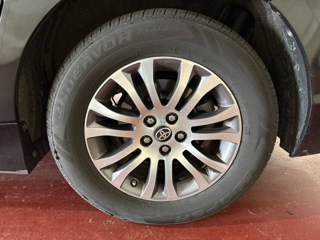 Certified 2020 Toyota Sienna XLE FWD image 26