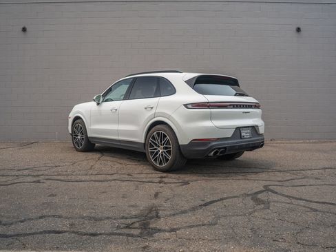 Used 2024 Porsche Cayenne AWD/4WD image 3