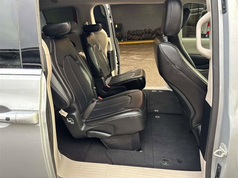 Used 2024 Chrysler Pacifica Touring-L image 20