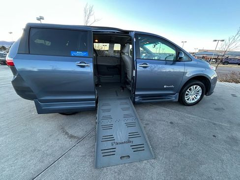 Used 2016 Toyota Sienna XLE Premium image 28