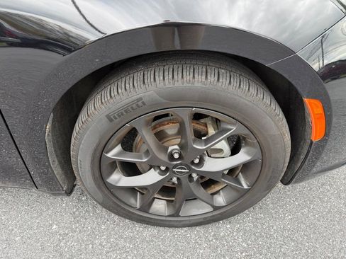 Used 2025 Chrysler Pacifica Limited FWD image 9