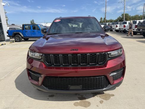 Used 2025 Jeep Grand Cherokee Altitude AWD/4WD image 33
