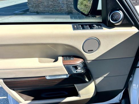 Used 2016 Land Rover Range Rover HSE image 9