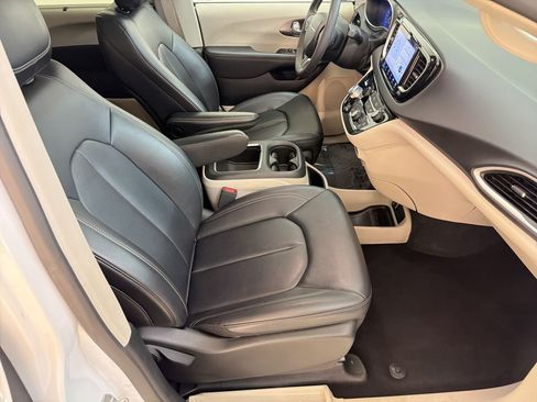 Used 2024 Chrysler Pacifica Touring-L FWD image 21