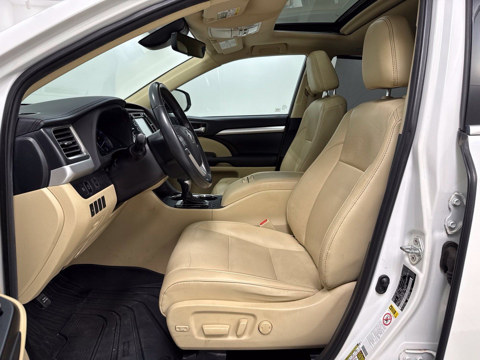 Used 2019 Toyota Highlander XLE FWD image 14