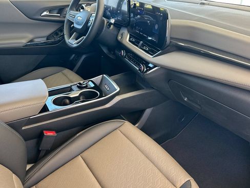 New 2026 Chevrolet Equinox LT w/ Convenience Package II FWD image 17