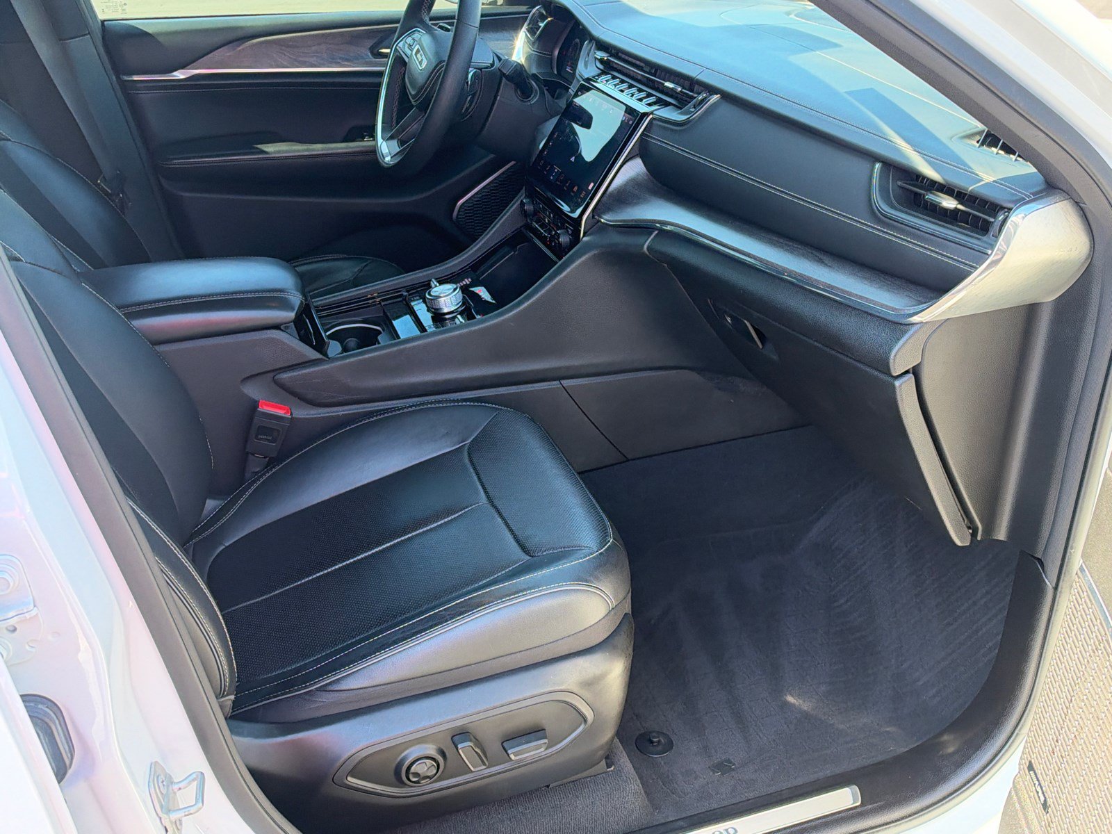 Used 2023 Jeep Grand Cherokee Overland AWD/4WD image 13