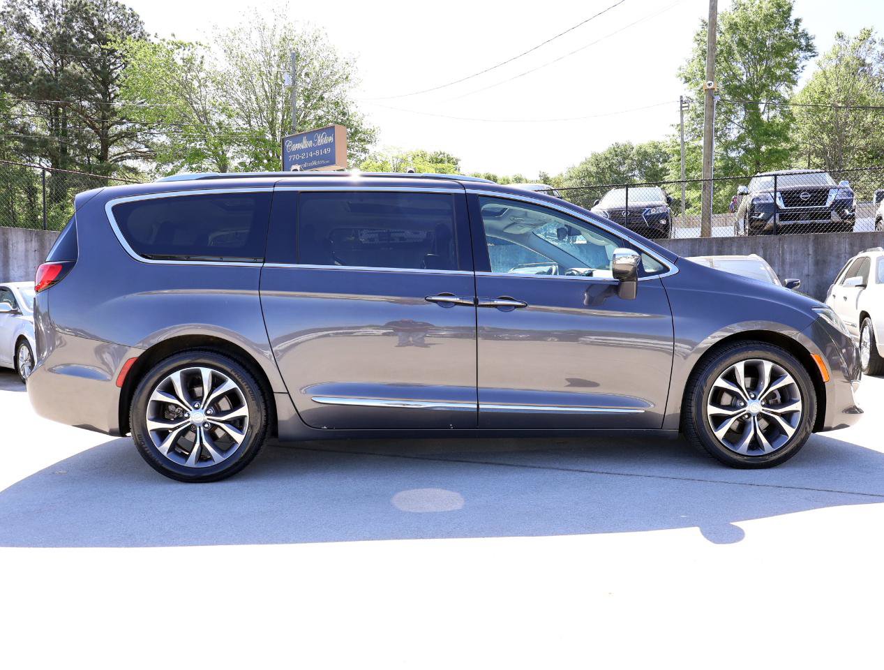 Used 2017 Chrysler Pacifica Limited w/ UConnect Theater Package FWD image 8