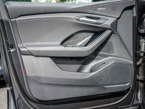 Used 2025 Audi Q6 e-tron Premium Plus image 19