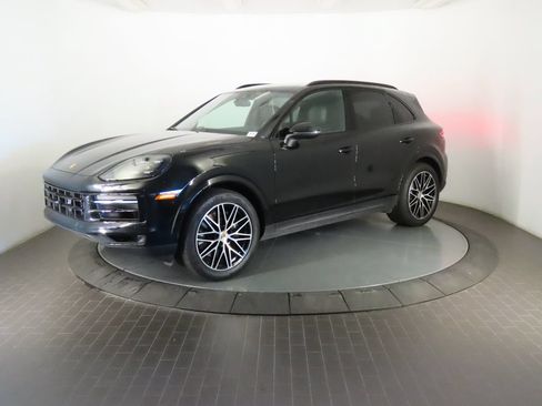 Certified 2024 Porsche Cayenne AWD/4WD image 1