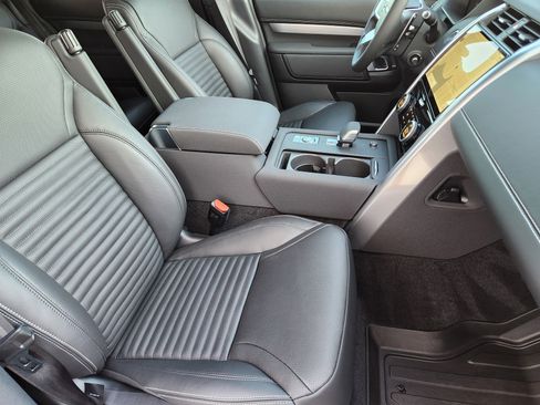 New 2025 Land Rover Discovery Dynamic SE image 13