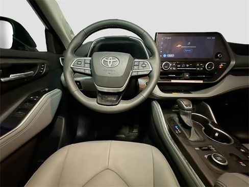 New 2026 Toyota Highlander Platinum image 27
