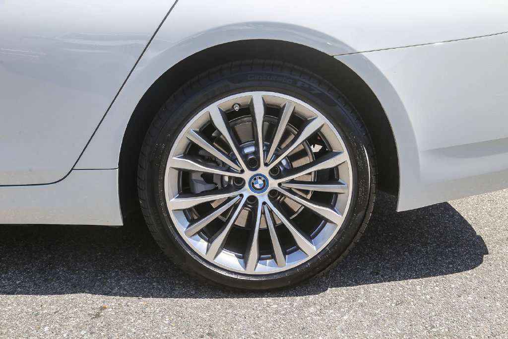 Certified 2023 BMW 530e w/ Convenience Package RWD image 8