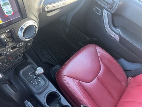 Used 2013 Jeep Wrangler Unlimited Rubicon image 31