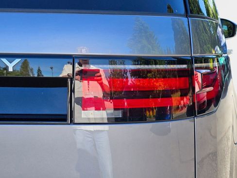 Certified 2025 Land Rover Discovery S AWD/4WD image 36