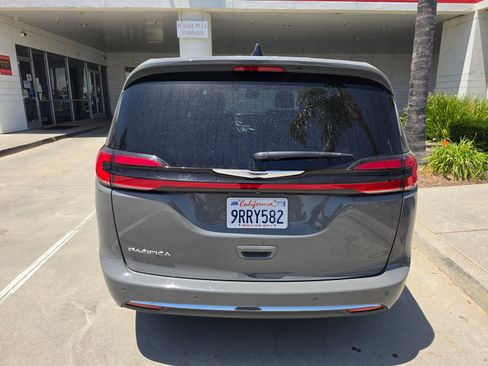 Used 2025 Chrysler Pacifica Select FWD image 5