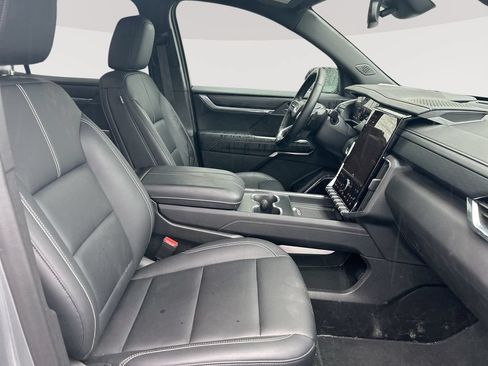 Used 2025 GMC Acadia Elevation w/ Elevation Premium Package AWD/4WD image 29