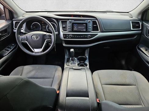 Used 2019 Toyota Highlander LE FWD image 16