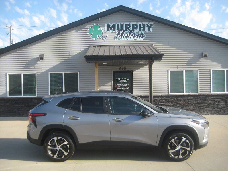 Used 2025 Chevrolet Trax RS FWD image 1