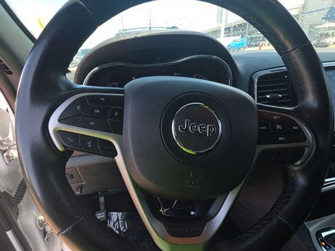 Used 2022 Jeep Grand Cherokee Laredo X RWD image 12