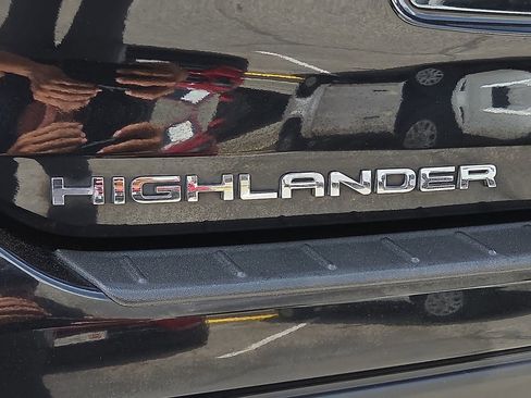 Used 2023 Toyota Highlander XSE FWD image 12